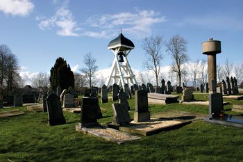 Nes klokkestoel met kerkhof