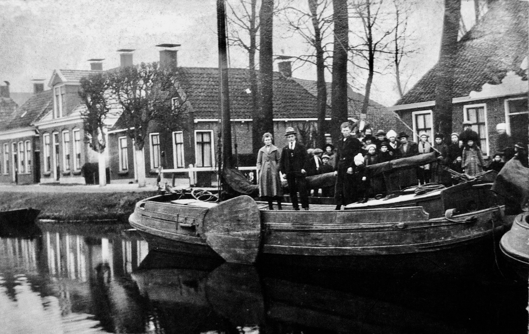 Janke de Jong op de Oeral Thùs, Janke staat uiterst links