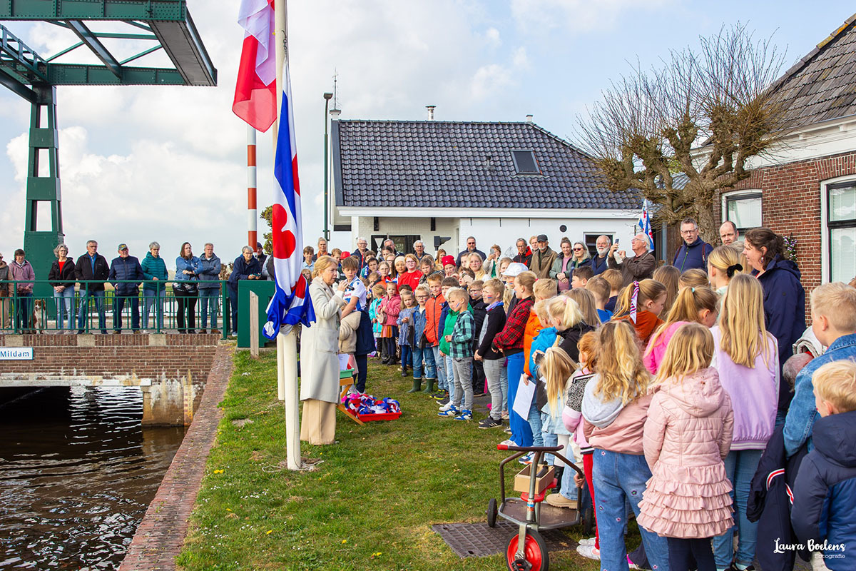 80 jaar Vrijheid herdacht in Mildam. Burgemeeste Avine Fokkens en kinderen van OBS De Tjonger bij de brug. (Foto: Laura Boelens)