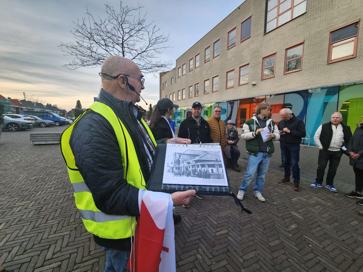 bevrijdingswandeltocht heerenveen gemeentehuis canadese bevrijders