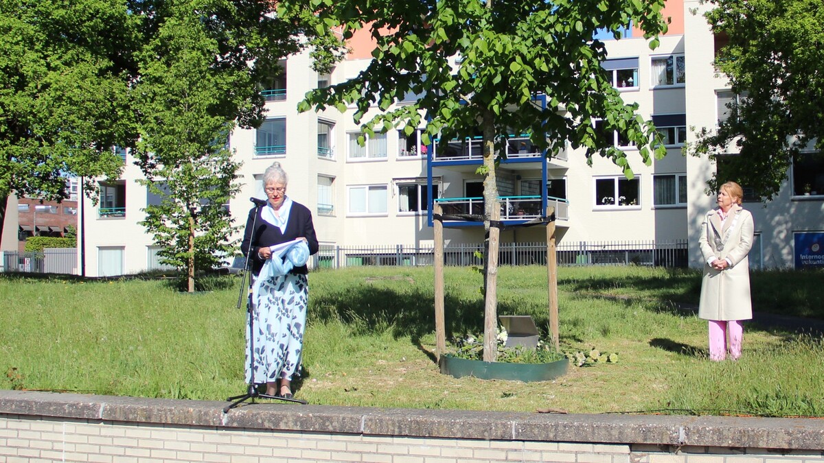 Wietske Brouwer - De Jong (links) en burgemeester Avine Fokkens bij de Boom der Onvezettelijken (Foto: Fokke van Asperen)