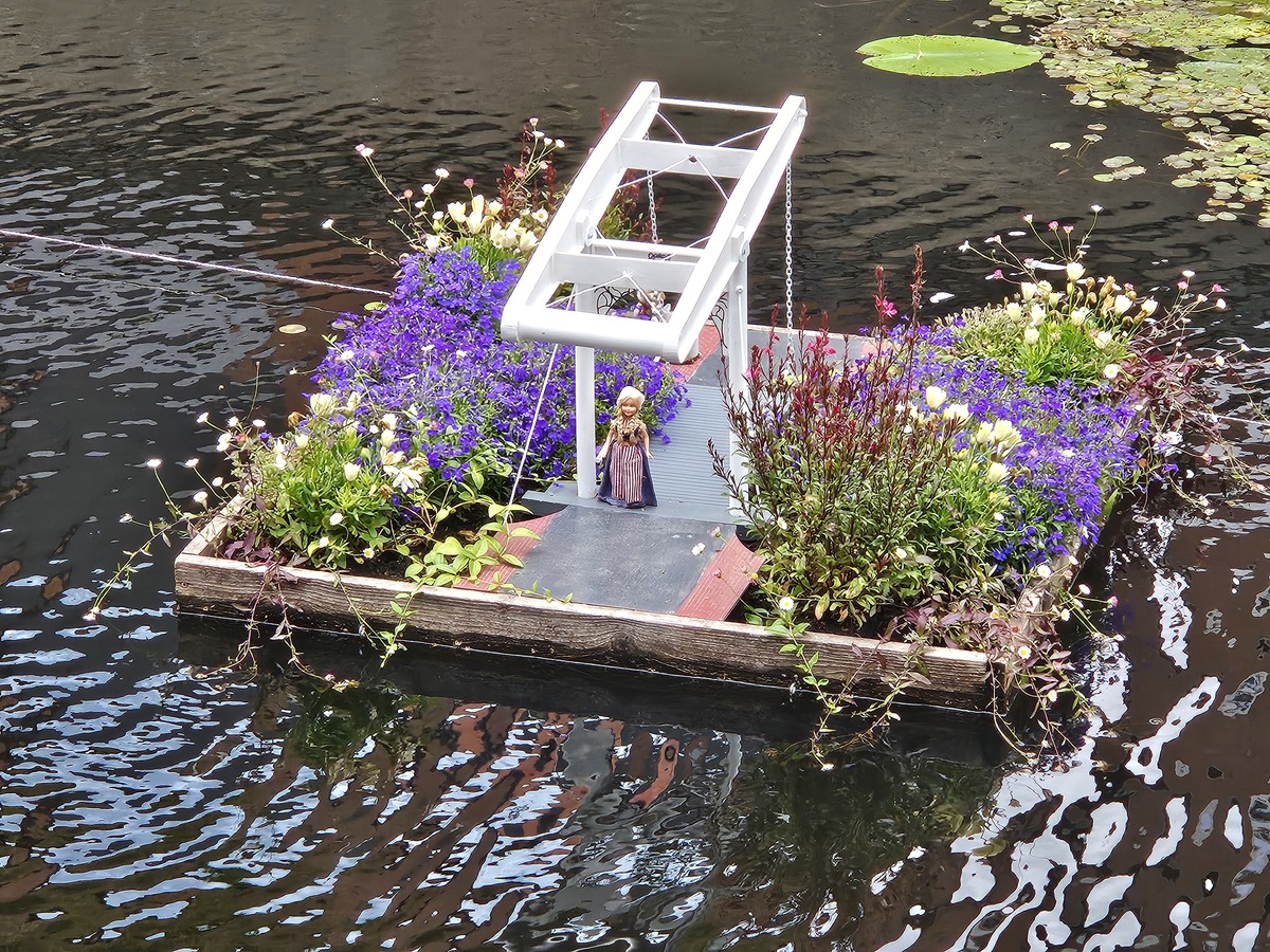 Het drijvende tuintje met de hoofdbrug