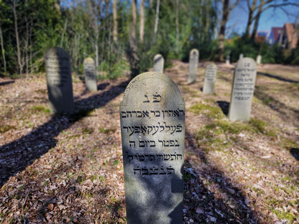 De fietstocht ging o.a. langs de Joodse begraafplaats in Oranjewoud.