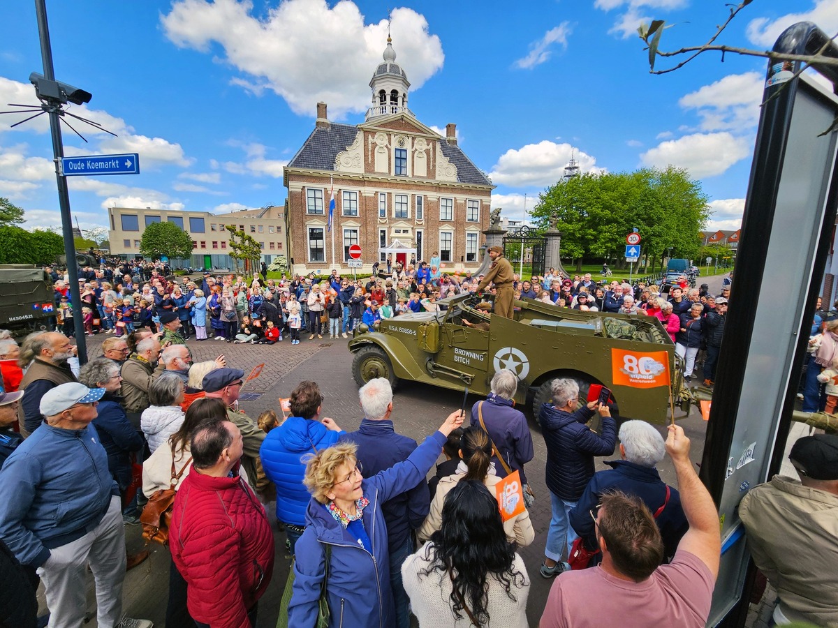 De voertuigen van Keep Them Roling passeren op bevrijdingsdag 2025 Crackstate in Heerenveen. (Foto: Peter Wouda)