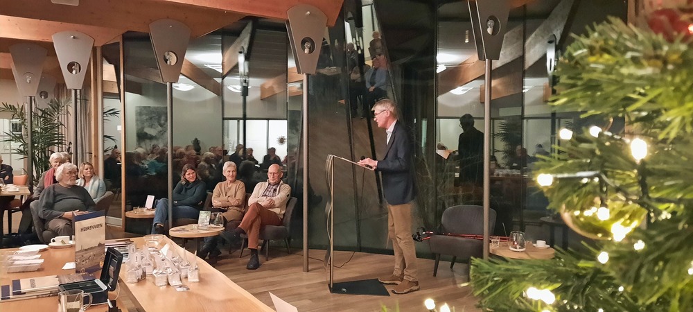 Jan Peter Yska tijdens de nieuwjaarsbijeenkomst van Historie Heerenveen in het Museumcafé van Museum Heerenveen