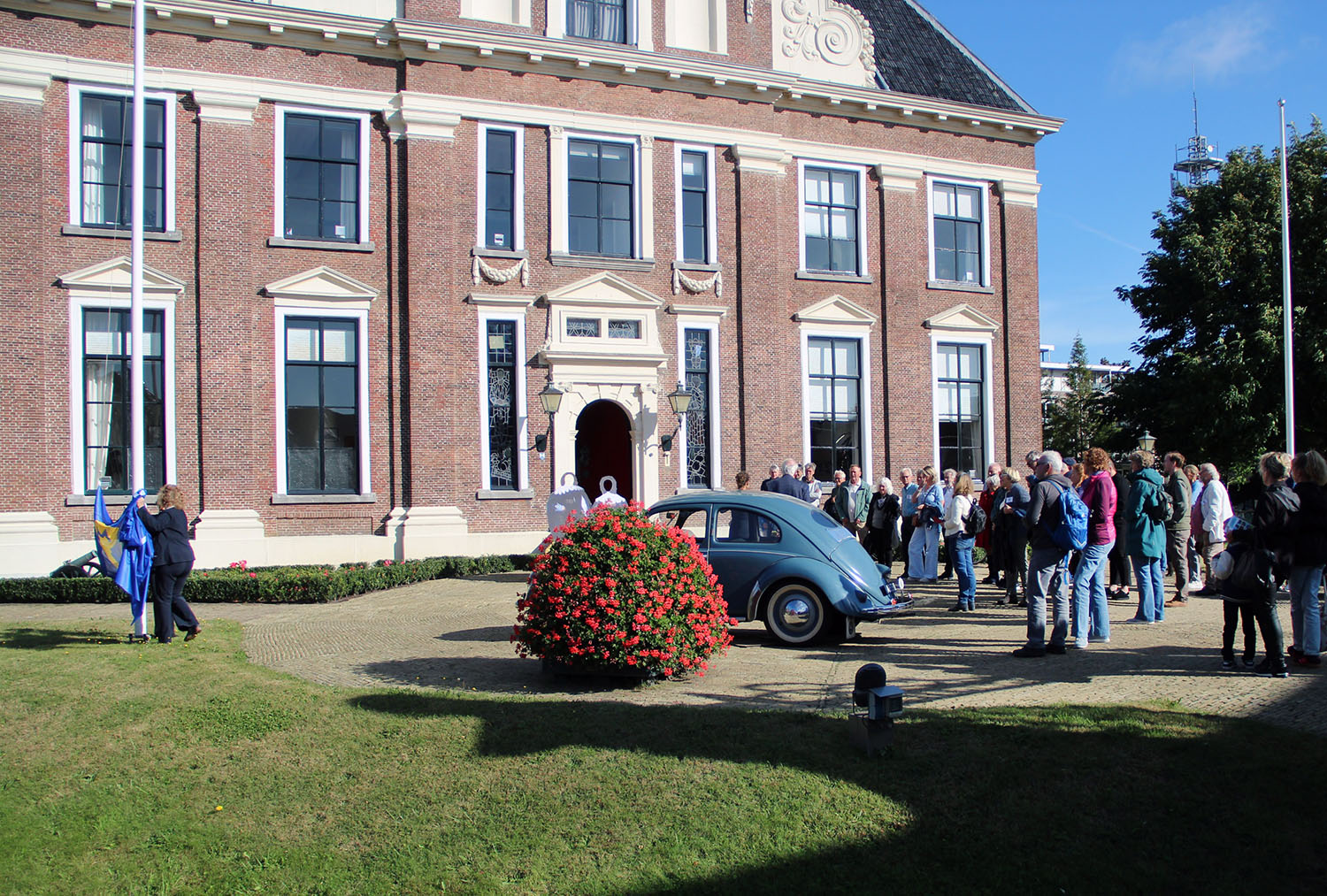 Open Monumentendag begon traditioneel op het bordes van Crackstate met het hijsen van de vlag door wethouder Hedwich Rinkes. (foto: Fokke van Asperen)