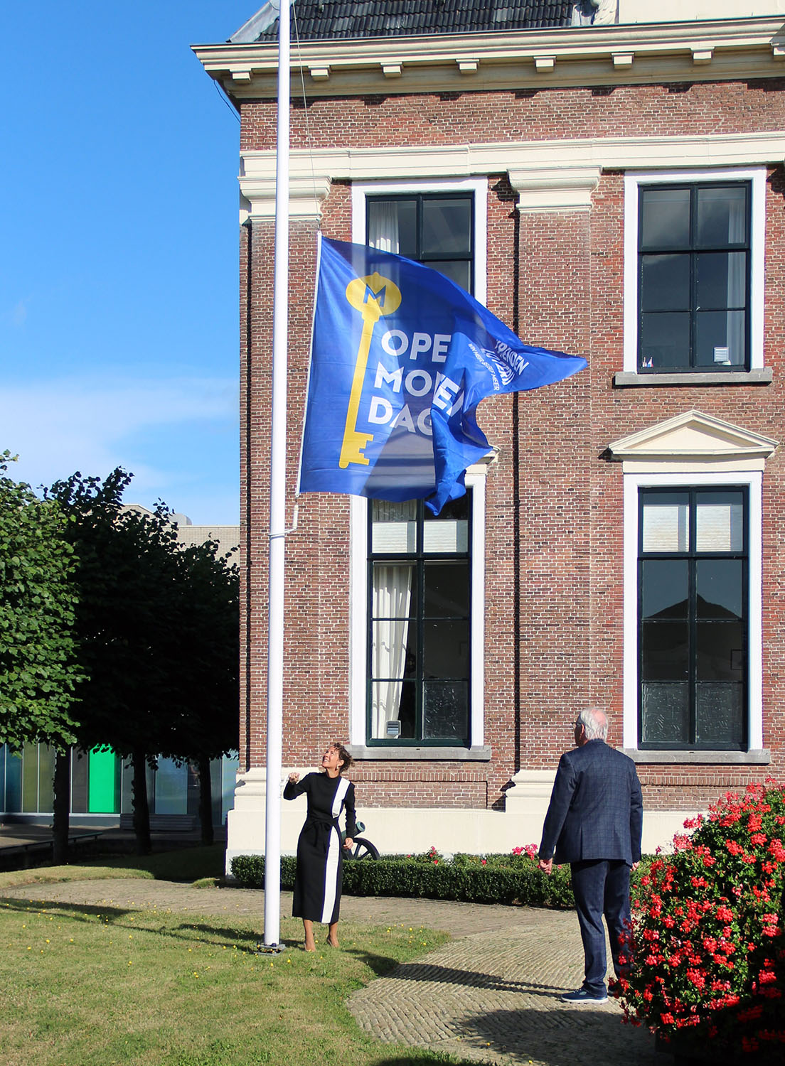 open monumentendag 2025 wethouder hedwich rinkes hijst vlag bij crackstate