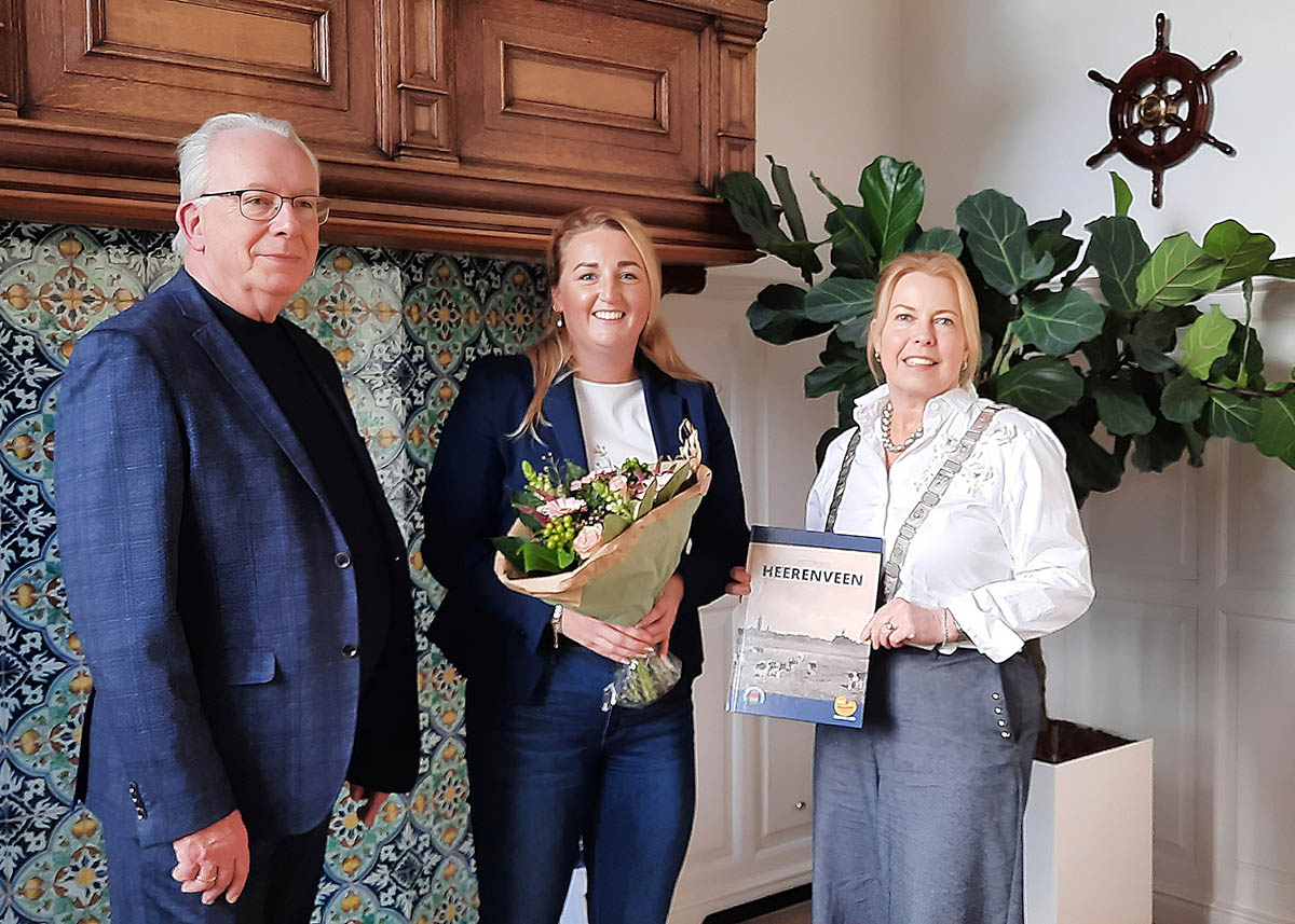 Voorzitter Hans Schouten van de Stichting Historie Heerenveen en bedrijfsleider Marjo Albert van Jumbo Kooistra Heerenveen (midden) overhandigen het plaatjesalbum aan burgemeester Avine Fokkens. (Foto: Fokke van Asperen)