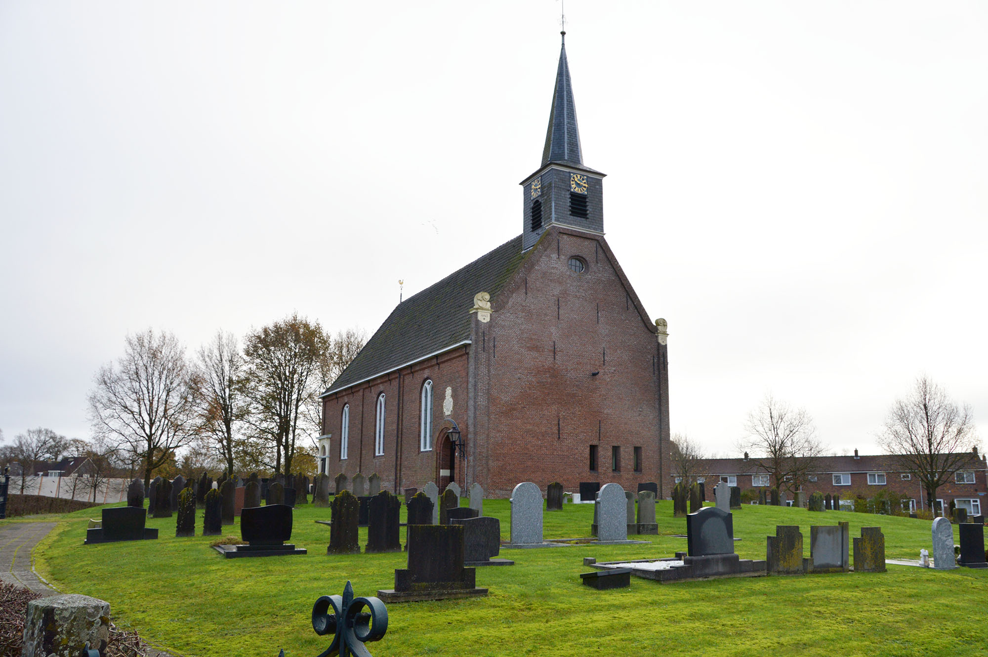 We fietsen o.a. langs de Skoatter Tsjerke in Oudeschoot