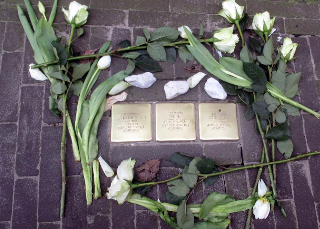 De struikelstenen in de Schoolsteeg in Heerenveen die in 2022 al zijn gelegd.