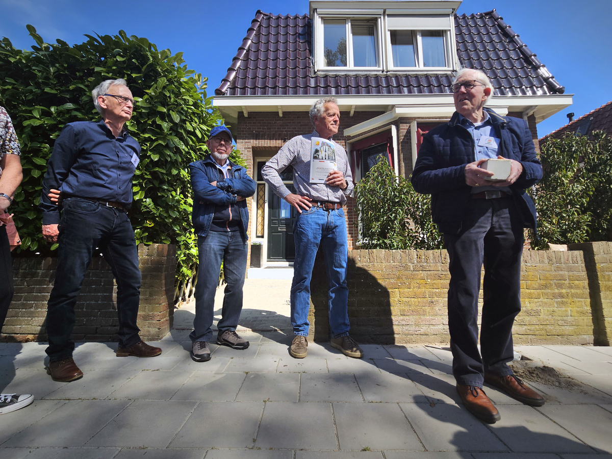 V.l.n.r. Hans Edens, Piet Wilschut, Klaas Peereboom en Gerard van der Werf bij de legging van de struikelsteen. (Foto: Peter Wouda)