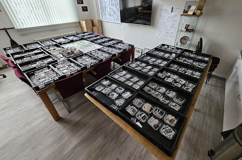 De Veenkamer tijdens het sorteren van de plaatjes voor het plaatjesalbum